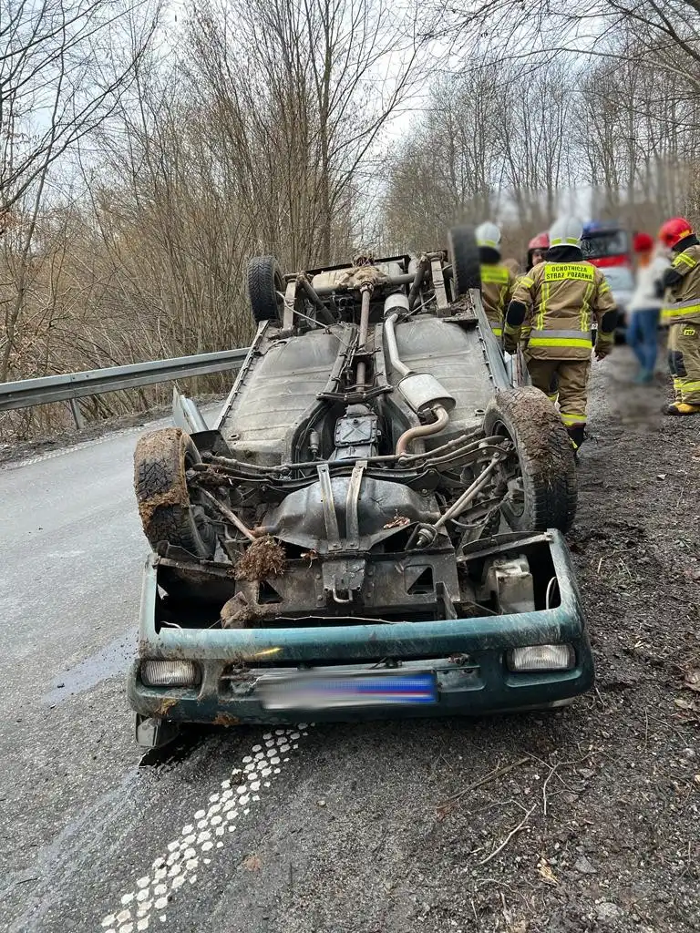 W Miłkowej dachowała osobówka