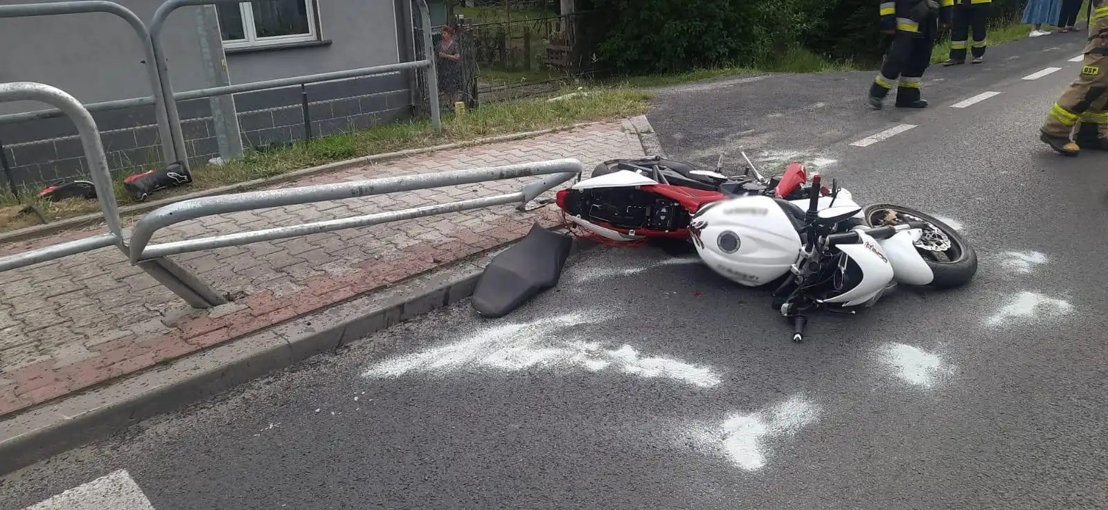 Wypadek we Frycowej. Motocykl wypadł z jezdni i uderzył w bariery energochłonne