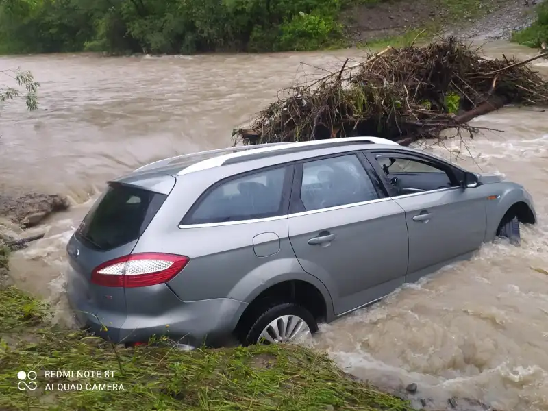 Florynka: samochód osobowy zjechał z drogi i wpadł do rzeki
