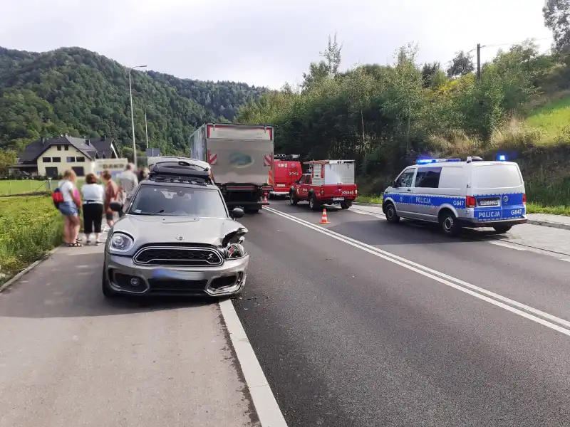 Kolizja w Zabrzeży. Zderzyły się trzy samochody osobowe