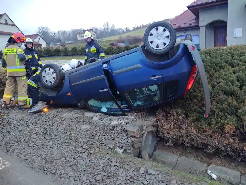 W Chomranicach dachował pojazd osobowy. Trzy osoby trafiły do szpitala