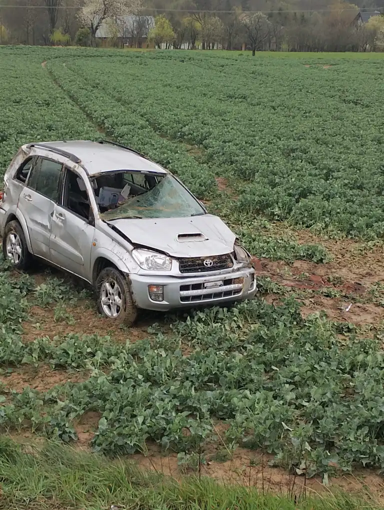 Wypadek w Miłkowej. Samochód osobowy zjechał z drogi i przewrócił się na pole orne