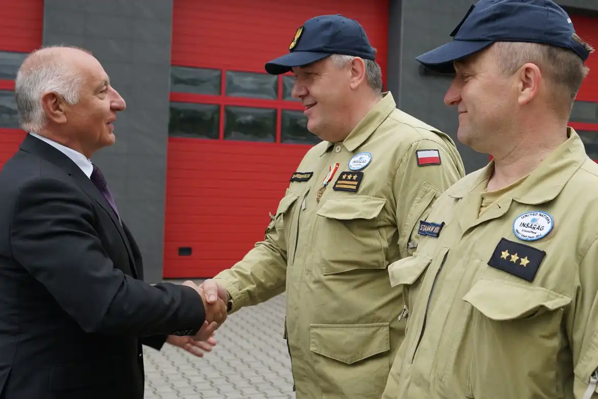 Powiatowy Dzień Strażaka. Starosta wręczył Złote Jabłka Sądeckie strażakom ze Specjalistycznej Grupy Poszukiwawczo-Ratowniczej