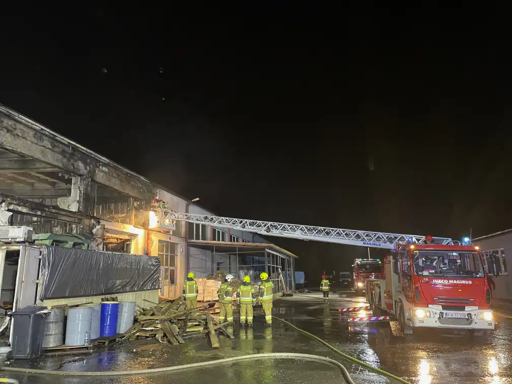 Pożar w hali produkcyjnej na ulicy Magazynowej w Nowym Sączu. Z ogniem walczyło 13 zastępów straży