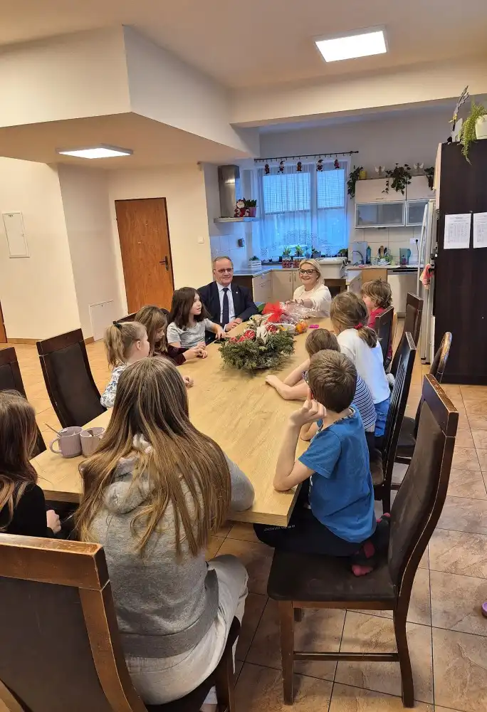 Wicestarosta Nowosądecki w Domu Dziecka w Klęczanach. Spotkanie pełne ciepła i serdeczności