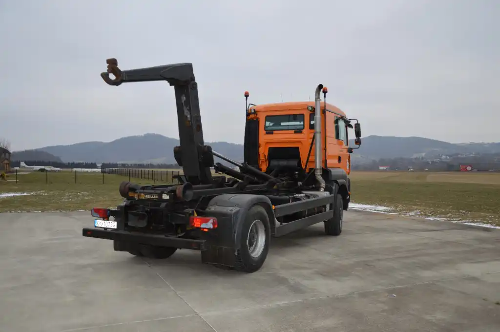 Zakład Gospodarki Komunalnej „ŁOSOSINA” z nowym samochodem