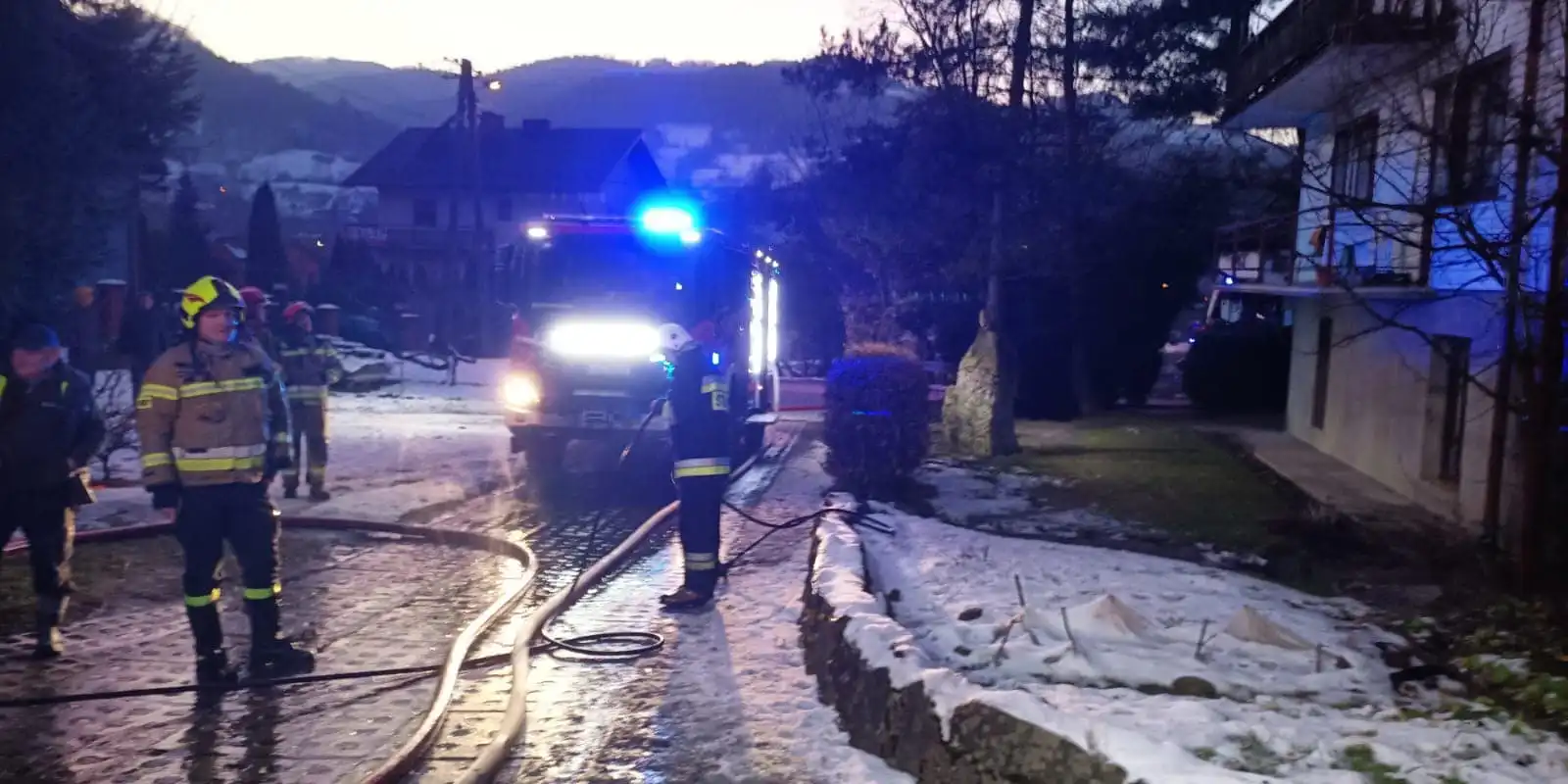 Głębokie. Groźny pożar drewnianego budynku, dwóch mężczyzn w szpitalu