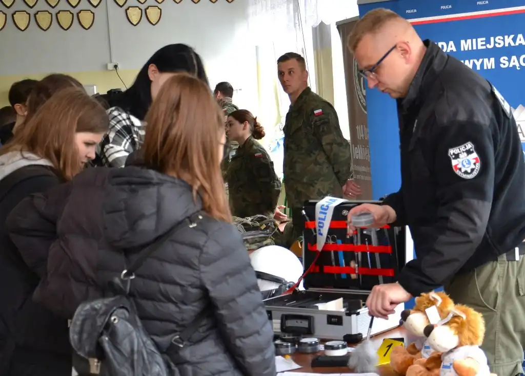 Sądeccy mundurowi opowiedzieli uczniom o zawodzie policjanta