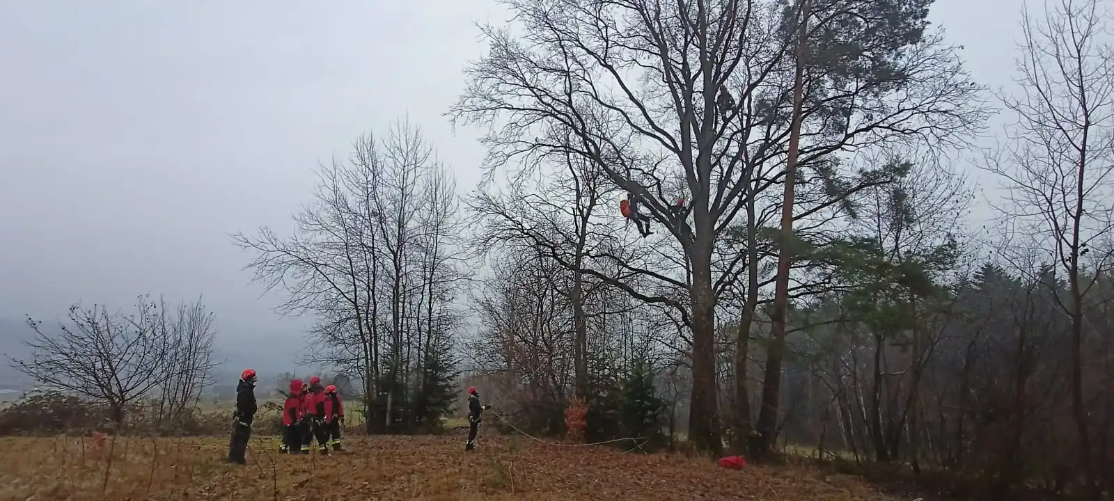 Ewakuacja z kolejki linowej. Ćwiczenia Straży Pożarnej z Limanowej