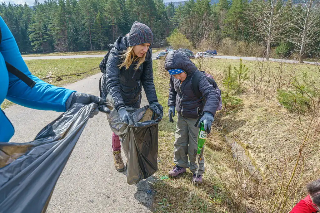Akcja „Dbam o Sądeckie”: Pokonali blisko 14 km i zebrali 19 worków śmieci o pojemności 80 litrów