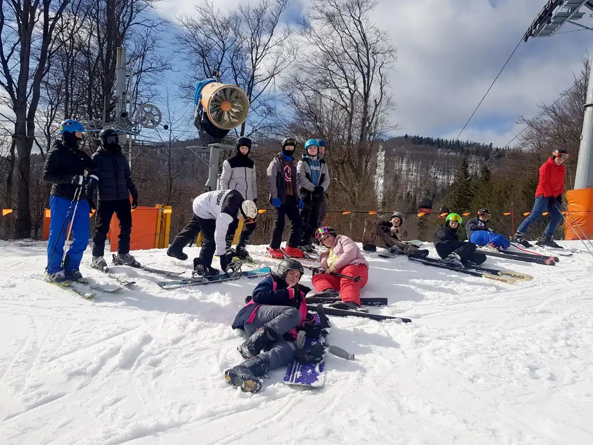 Młodzież z ZS w Łącku uczestniczyła w lekcjach wf na lodowisku i stoku narciarskim