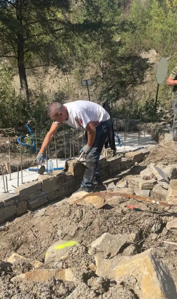 Powrót tradycji w Klęczanach. Załoga kopalni buduje kapliczkę św. Barbary