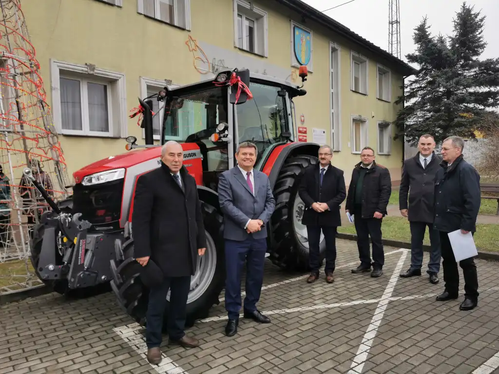 Nowy ciągnik Massey Ferguson w służbie ochrony ludności w Lipinkach