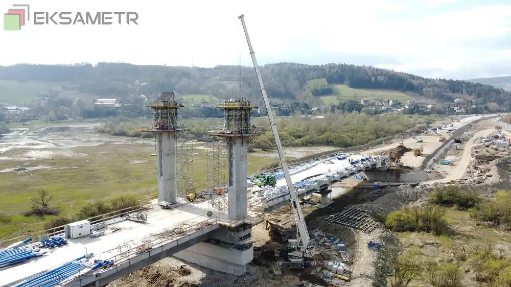 Budowa przeprawy na Dunajcu w Kurowie postępuje. Pylony mostu coraz wyższe