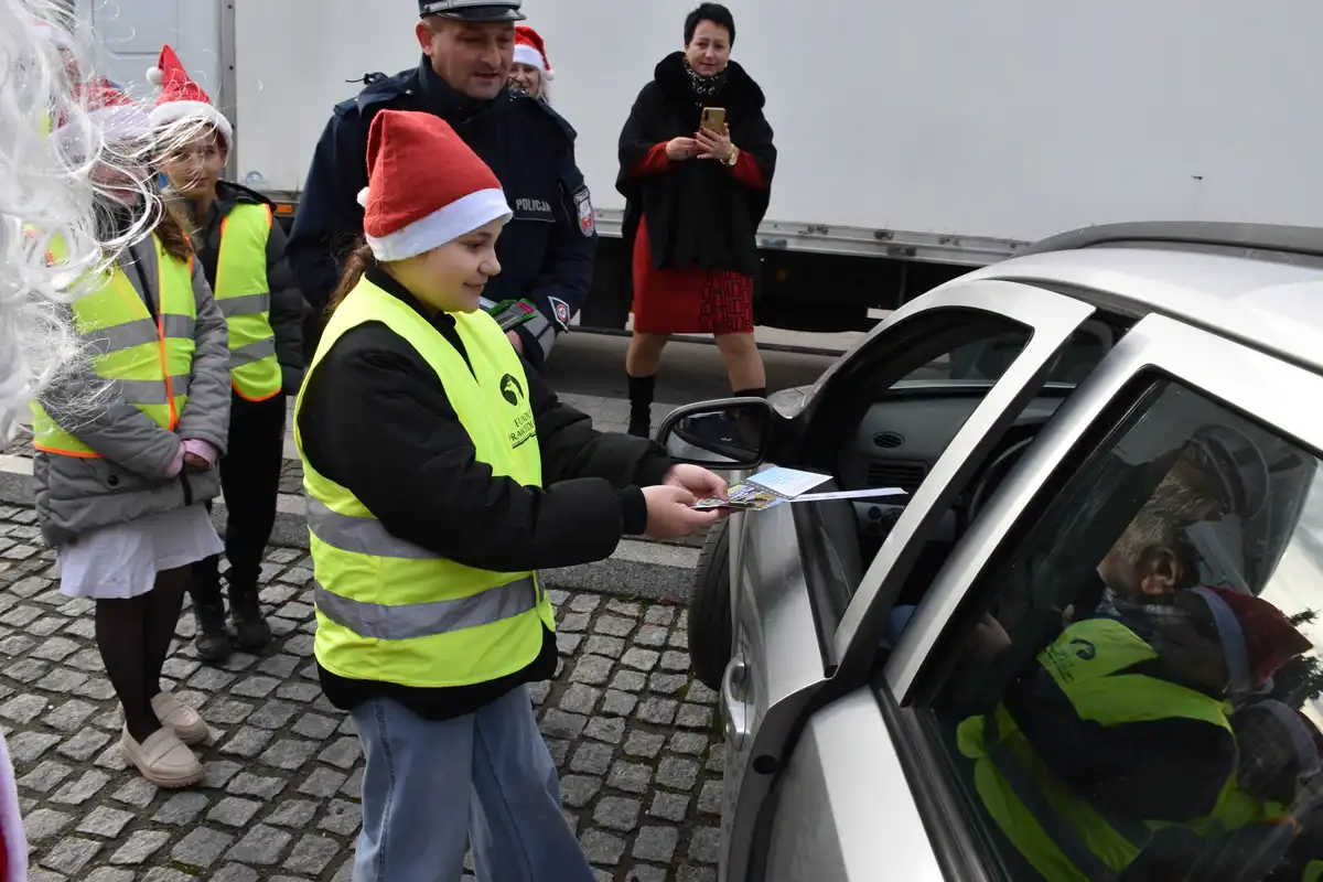 Świąteczna akcja, która łączy. Mikołaj, uczniowie i policja dbają o bezpieczeństwo na drogach