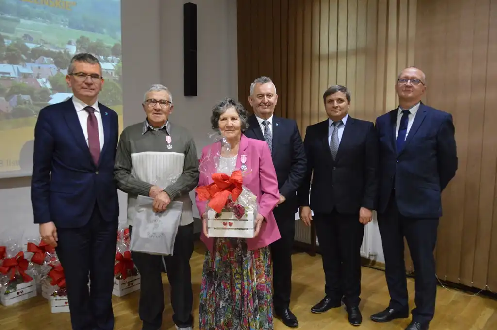 Małżeństwa z długoletnim stażem otrzymały medale od Prezydenta RP. Wśród nich pary z Gminy Stary Sącz