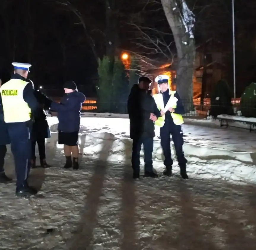 Sądeccy policjanci przekazali mieszkańcom elementy odblaskowe