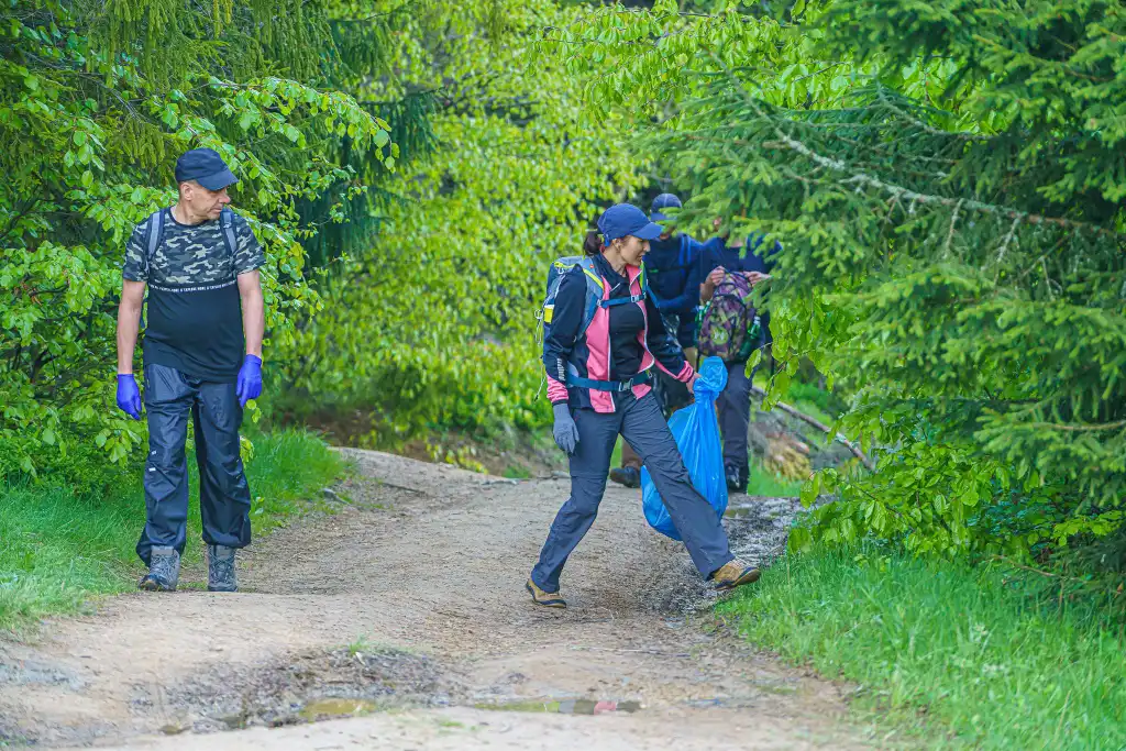 Wielki finał akcji "Dbam o sądeckie". Uczestnicy posprzątali szlak prowadzący z Obidzy na Radziejową