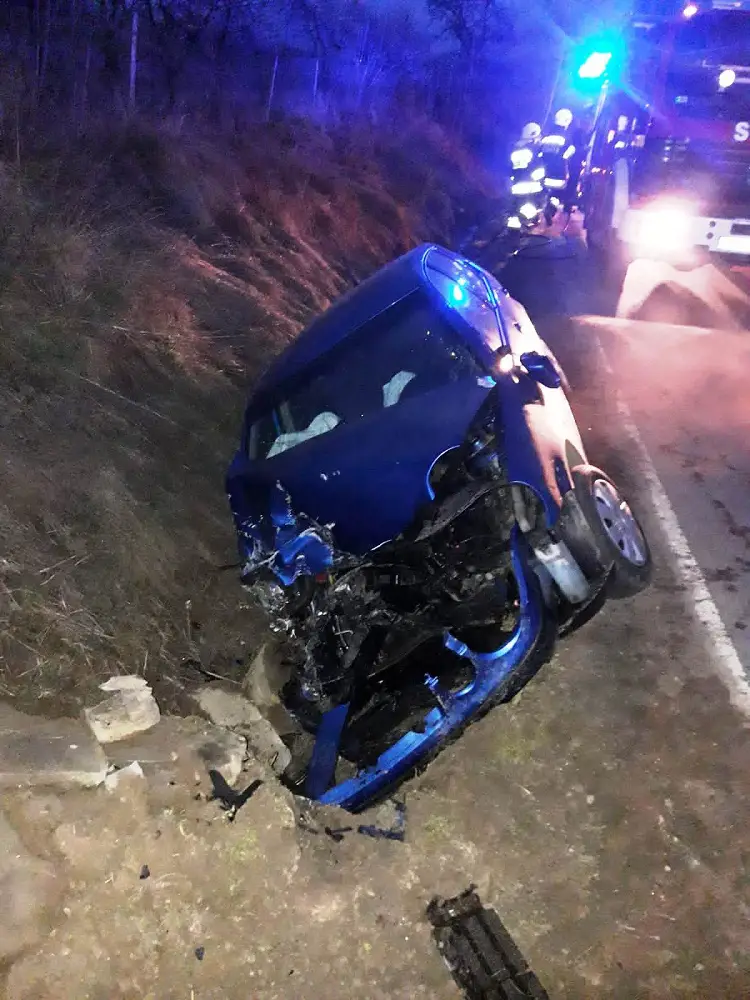 W Olszance osobówka wypadła z drogi i uderzyła w przepust