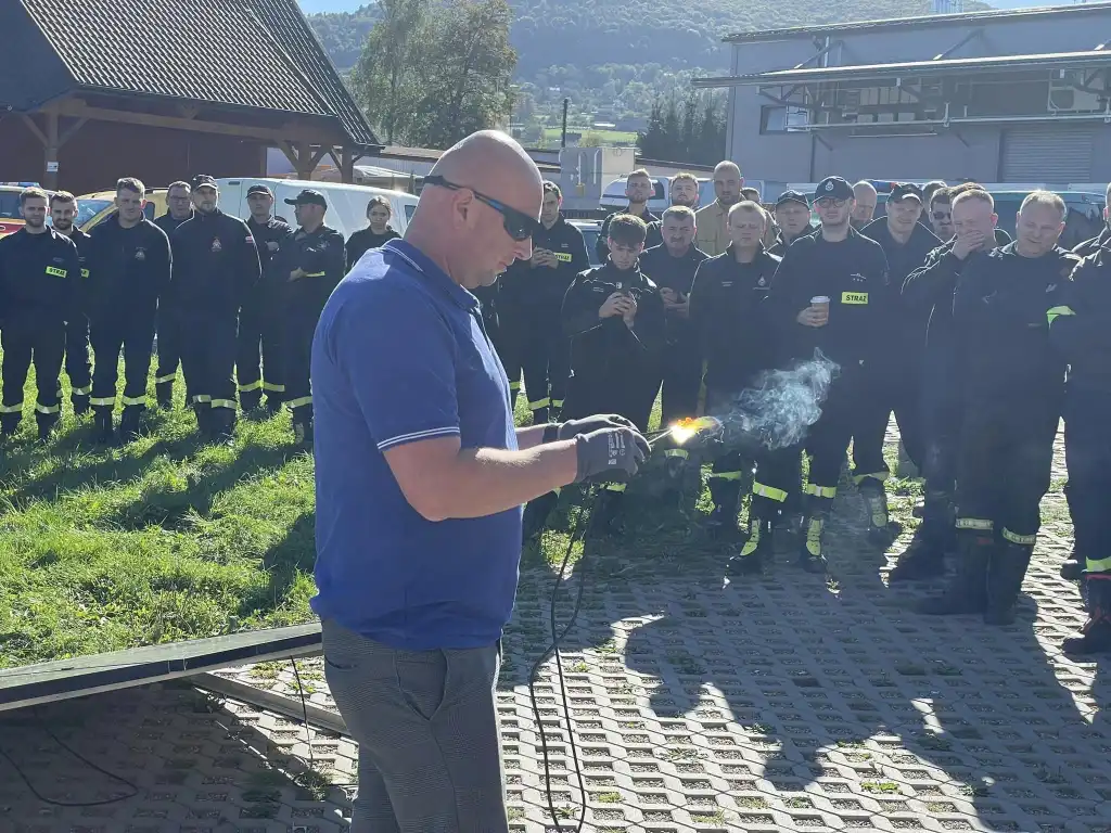 Strażacy w Tęgoborzy uczą się, jak ratować w dobie energii odnawialnej