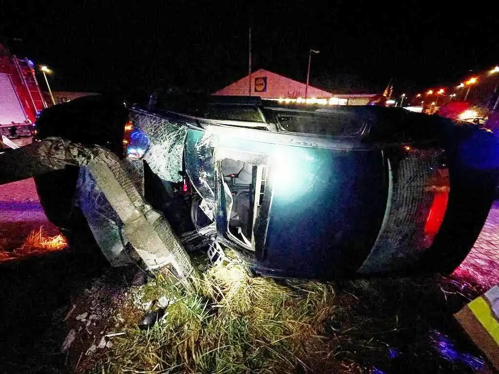Nowy Sącz: Pojazd osobowy wypadł z drogi i złamał betonową latarnie. Kierowcy nie było na miejscu zdarzenia