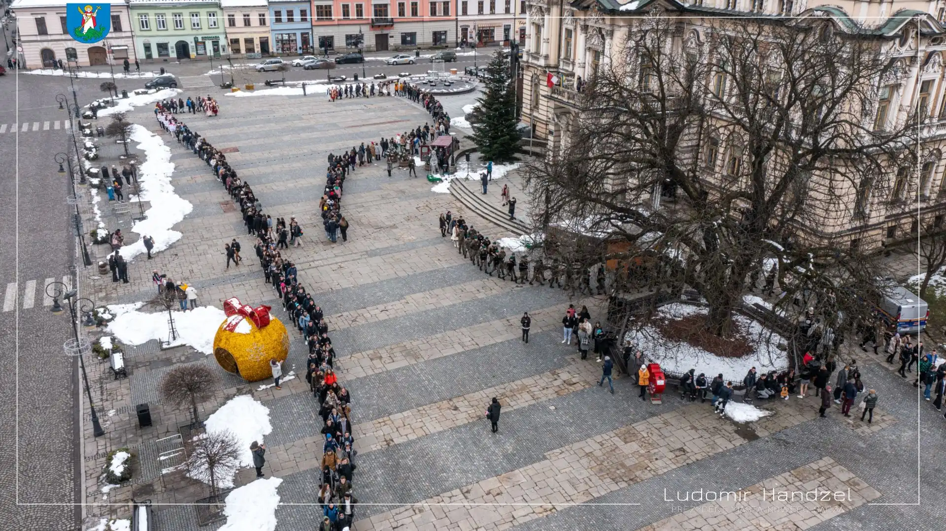 Już po raz piętnasty sądeccy maturzyści zatańczyli tradycyjnego Poloneza przed Ratuszem
