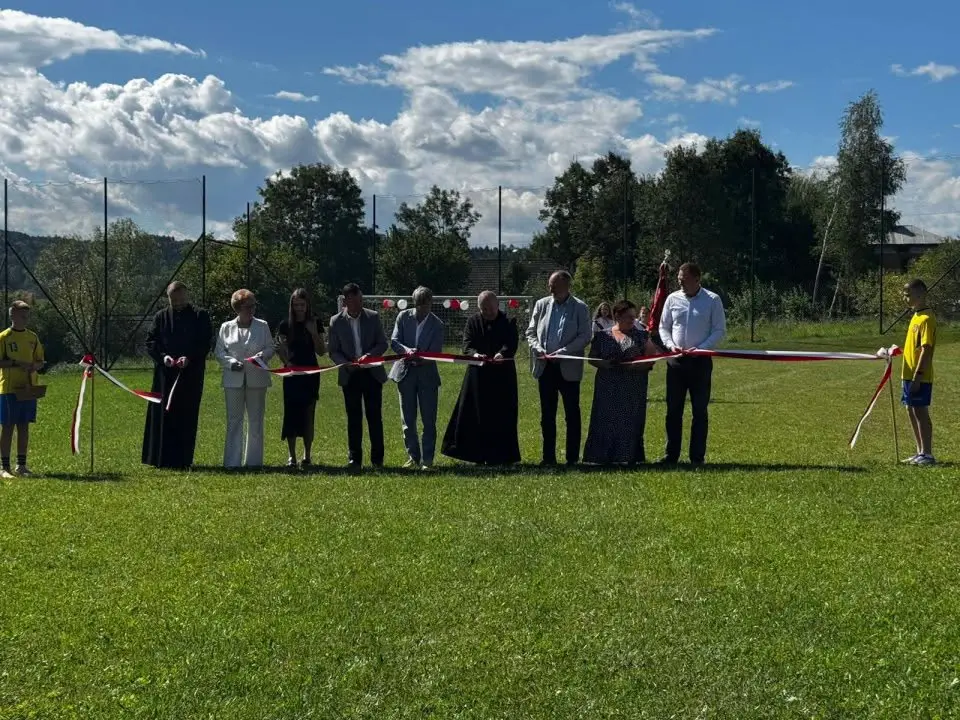 Nowe boisko w Sitnicy oficjalnie otwarte. Padł już pierwszy strzał do bramki