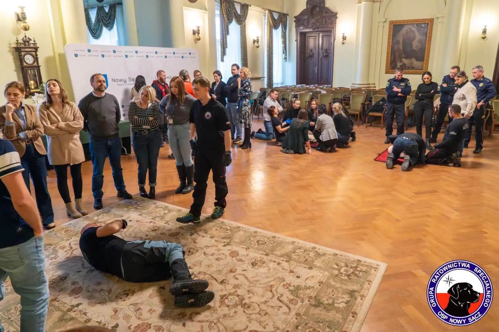 Ratowanie życia w praktyce. Szkolenie OSP Nowy Sącz dla pracowników miasta