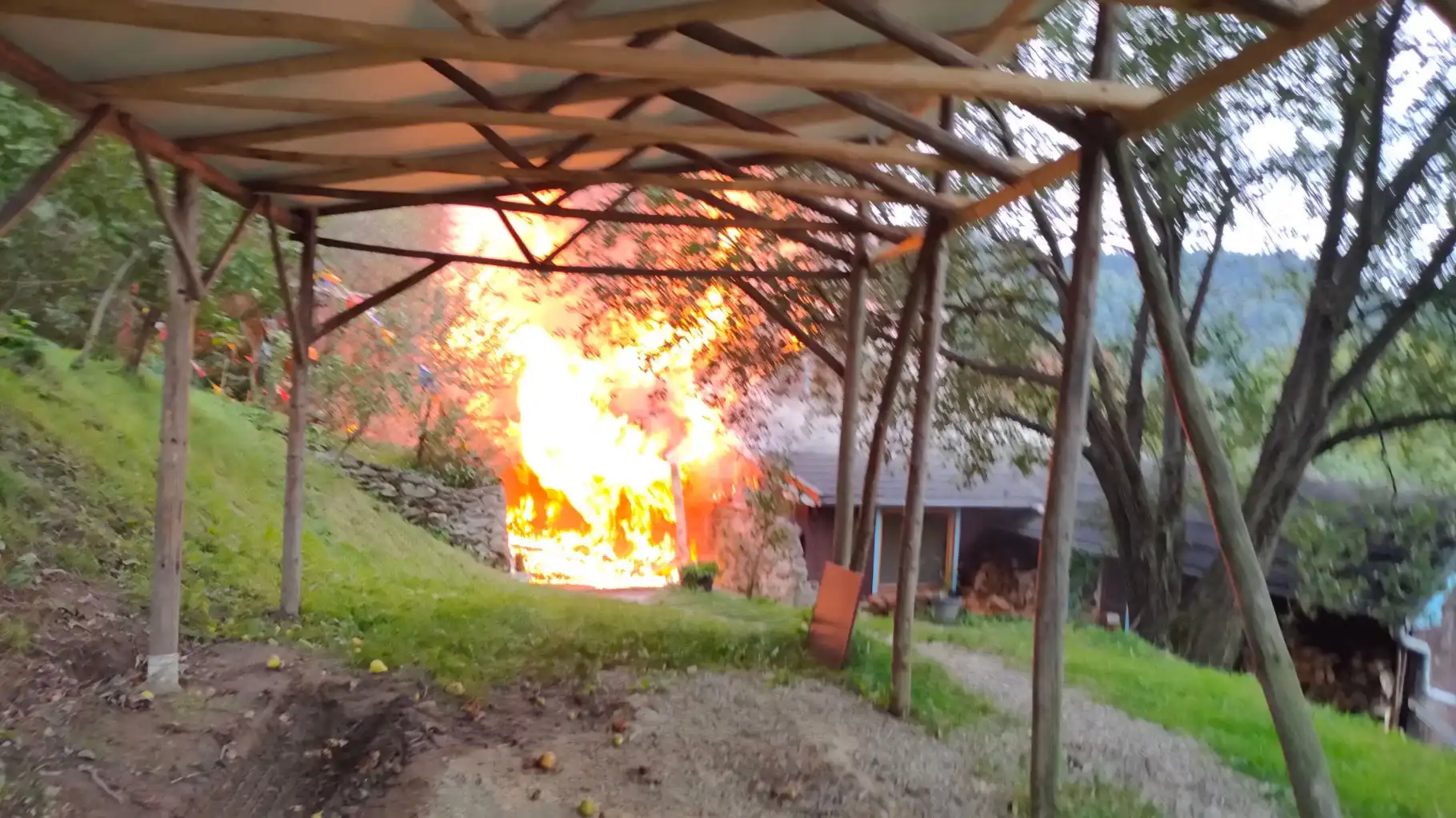 Pożar w Łazach Brzyńskich. Płonął drewniany budynek mieszkalny. Z ogniem walczyło 11 zastępów straży