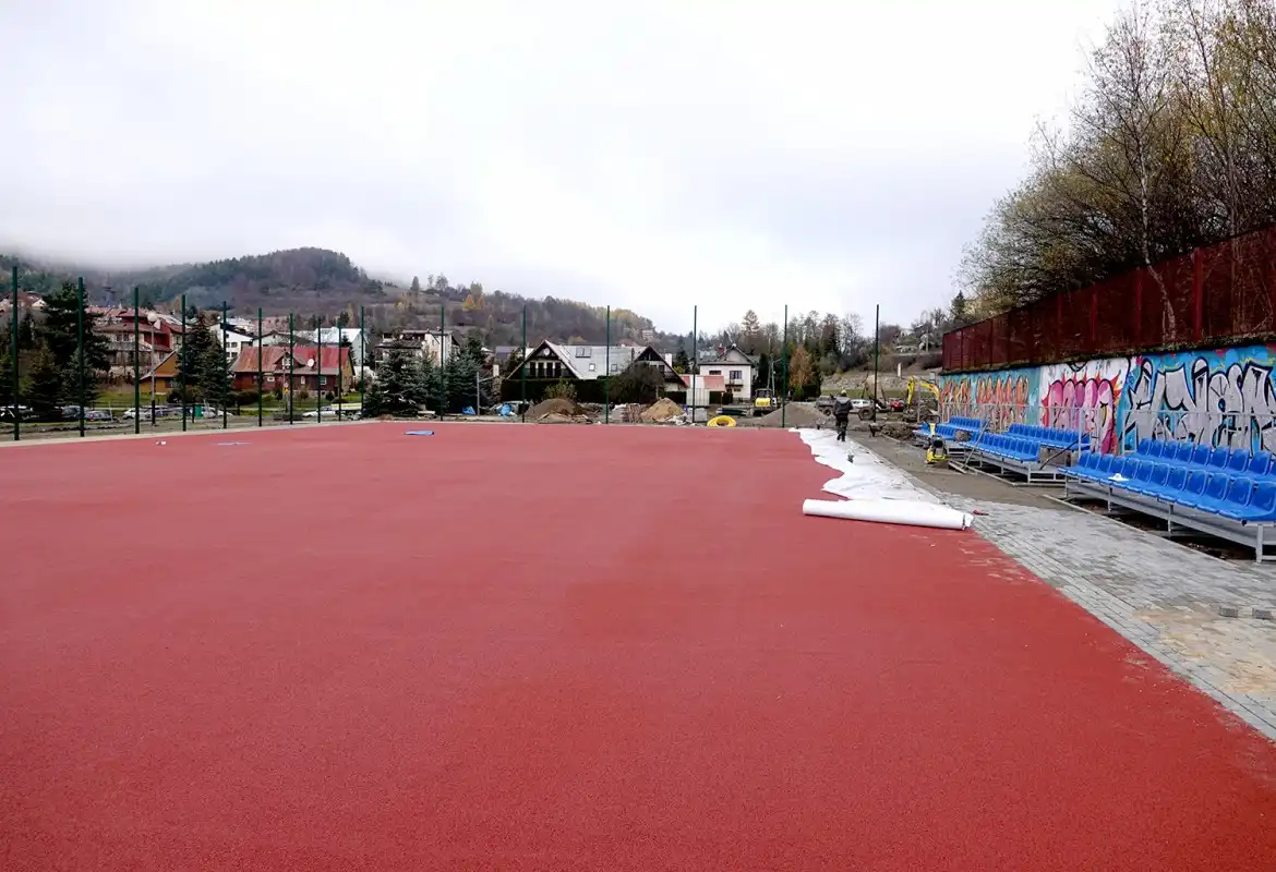 Przy ZSP w Krynicy-Zdroju powstaje nowoczesny kompleks boisk i bieżni