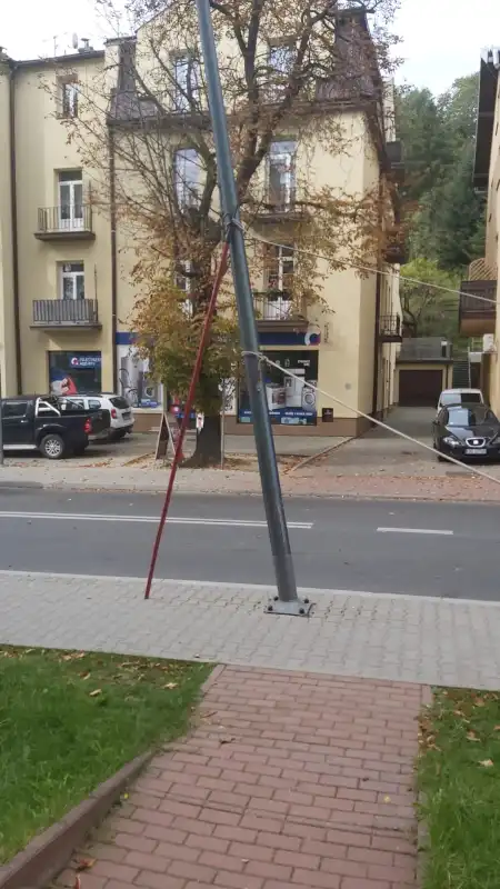 Krynica-Zdrój: Samochód uderzył w latarnię która się przechyliła i groziła upadkiem. Interweniowali strażacy