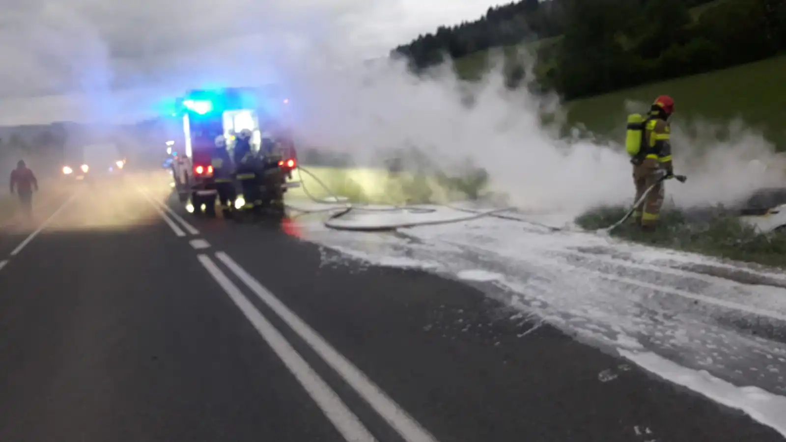 Wypadek w Nowej Wsi. Osobówka wypadła z drogi, uderzyła w przepust i się zapaliła