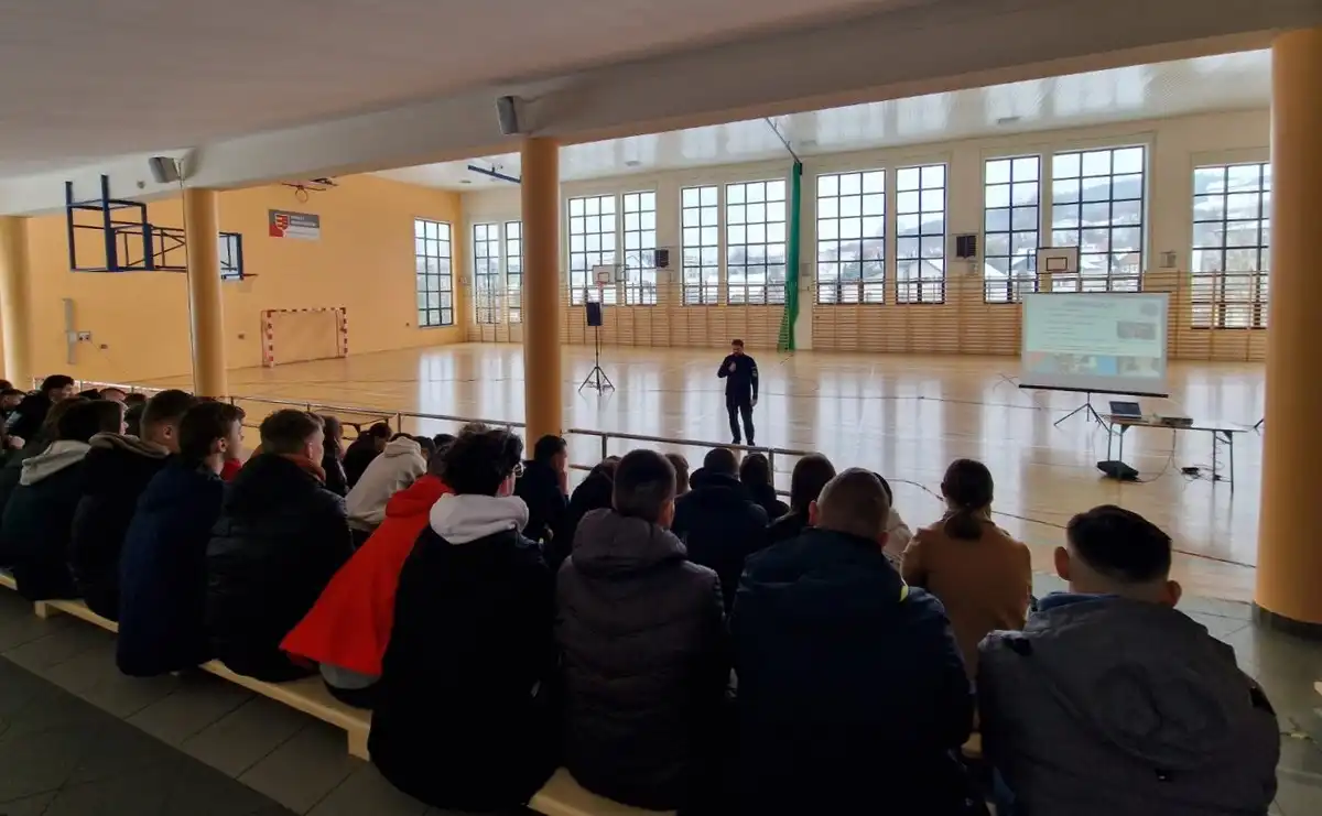 Spotkania profilaktyczne z udziałem policjantów w szkołach z terenu Nowego Sącza i powiatu nowosądeckiego