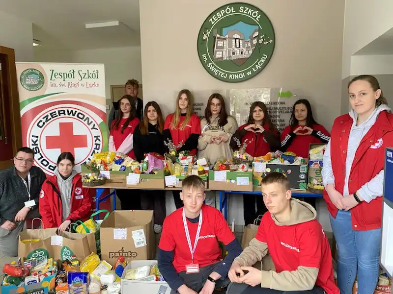 Wolontariusze z ZS w Łącku wzięli udział w wielkanocnej zbiórce żywności