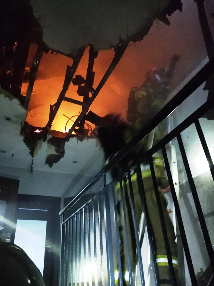 Pożar budynku w Cieniawie. Na parterze znajdował się warsztat samochodowy