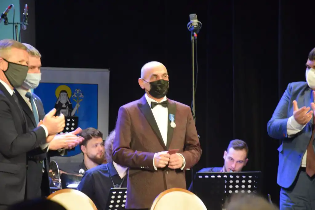 Andrzej Lis odznaczony Medalem Stulecia Odzyskanej Niepodległości. W Starym Sączu odbył się benefis honorowego krwiodawcy