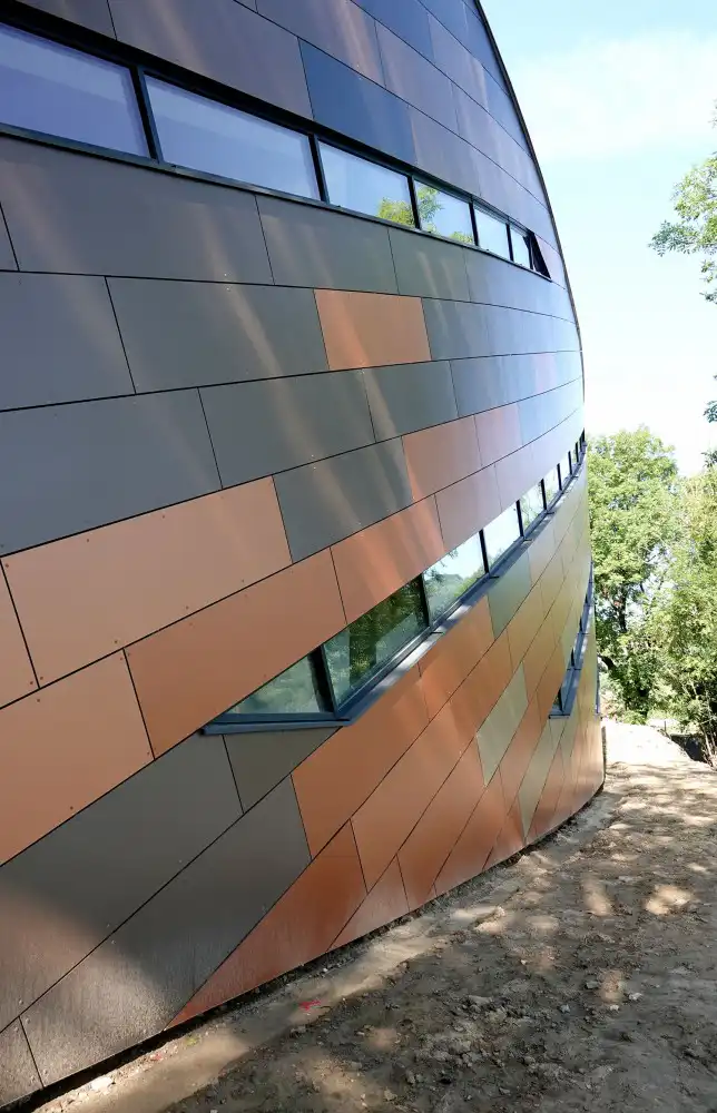 Postępują prace przy budowie hali sportowej ze strzelnicą przy Zespole Szkół w Marcinkowicach