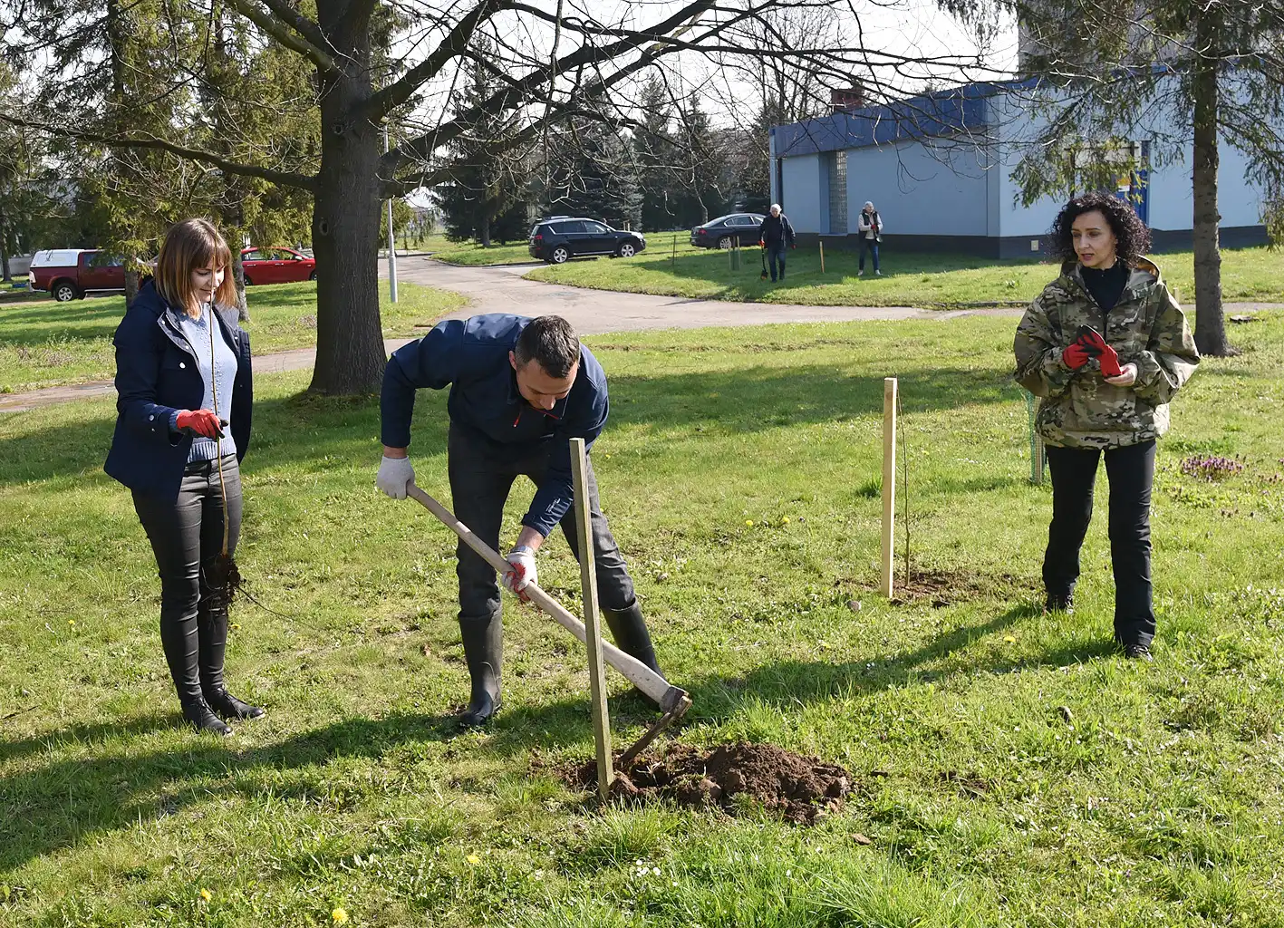 Park się rozrasta. 230 nowych drzewek przy obiektach Sądeckich Wodociągów