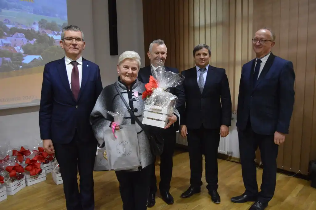 Małżeństwa z długoletnim stażem otrzymały medale od Prezydenta RP. Wśród nich pary z Gminy Stary Sącz