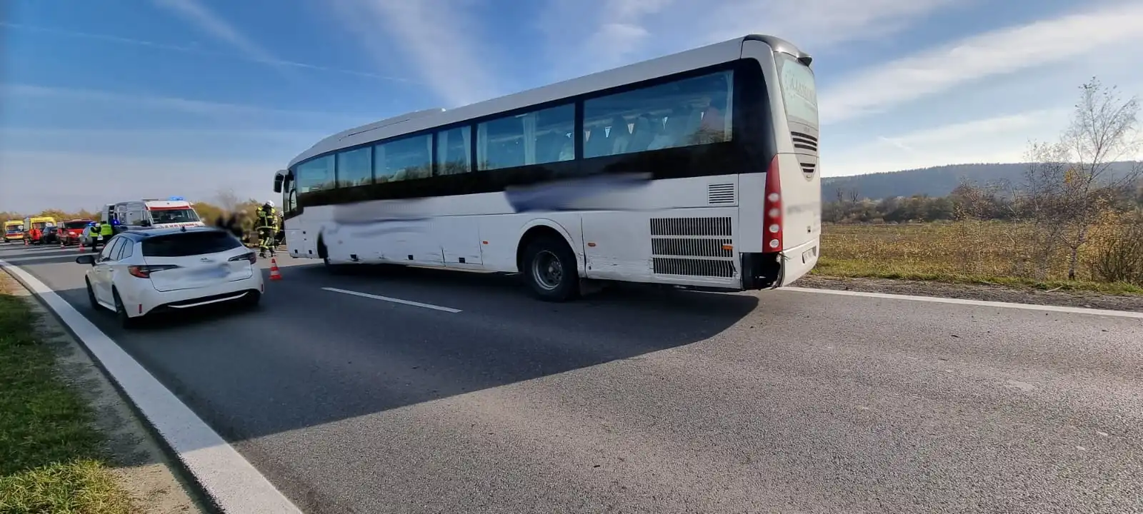 Wypadek w Podegrodziu. Osobówka zderzyła się z autobusem. Sześcioro dzieci zostało poszkodowanych