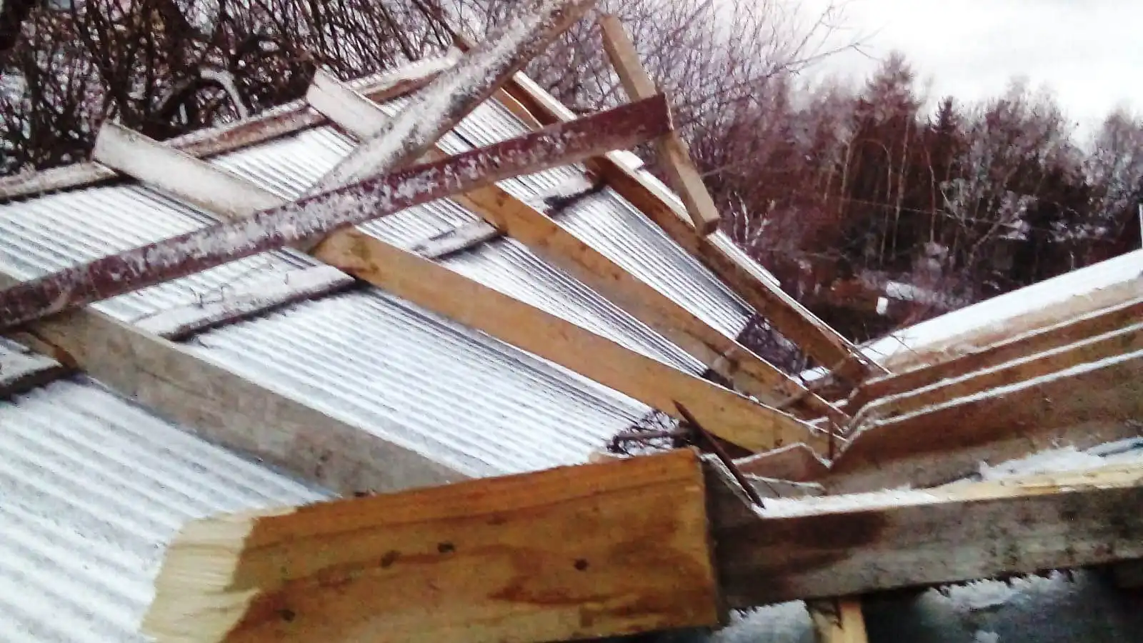 Silny wiatr uszkodził dach budynku gospodarczego w Wojnarowej. Interweniowali strażacy