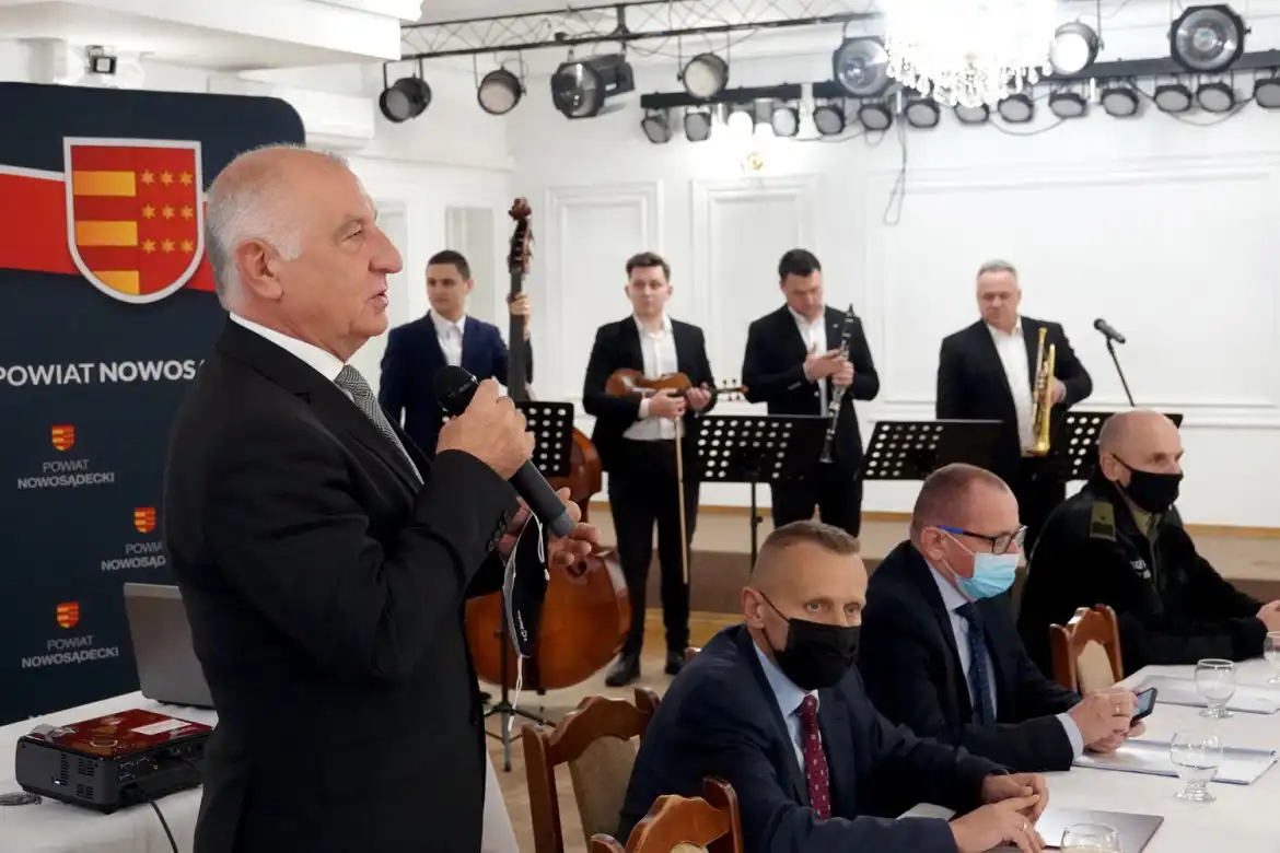 Stoją na straży bezpieczeństwa mieszkańców powiatu nowosądeckiego. Starosta podziękował służbom za ich pracę