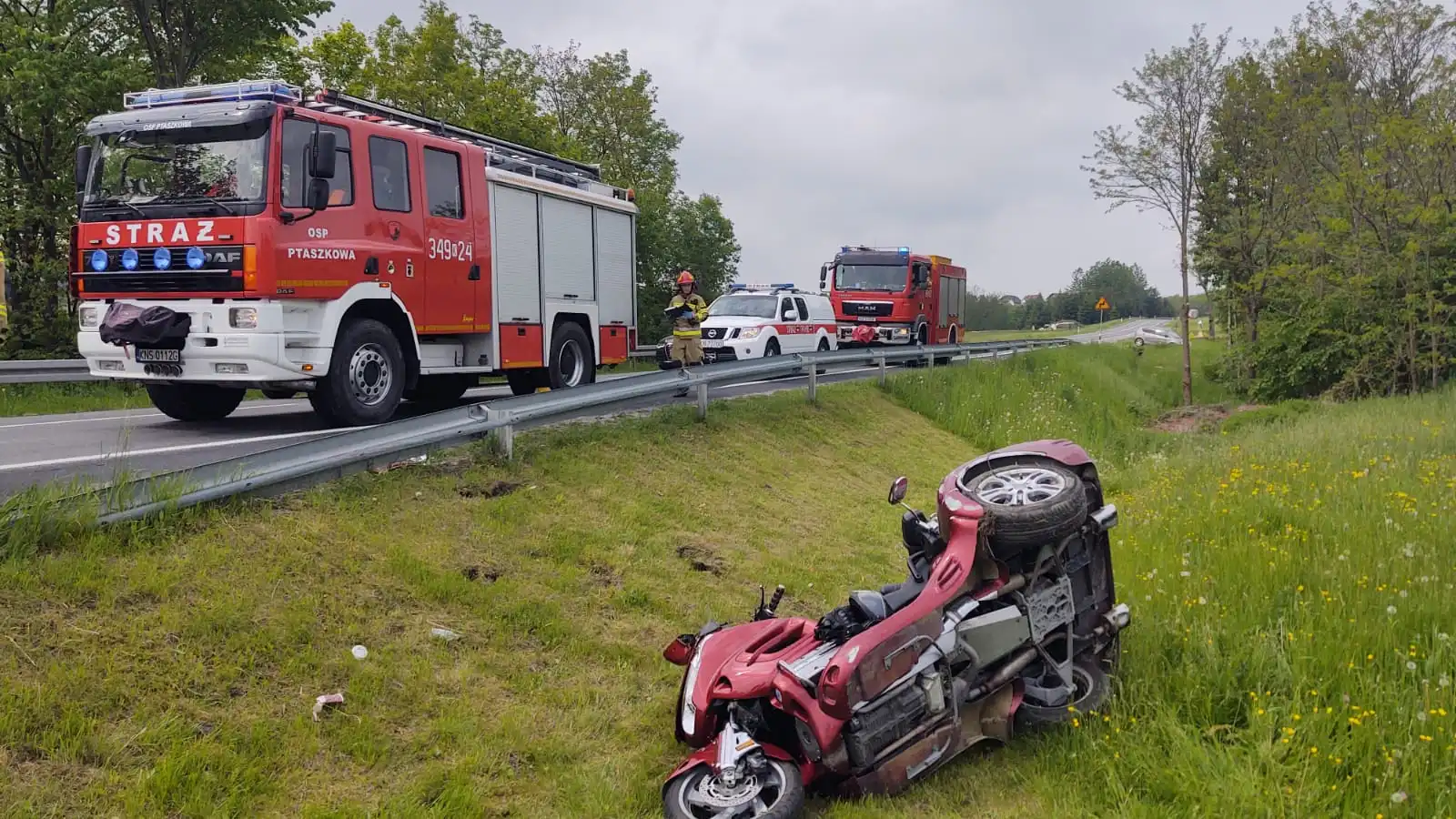 W Ptaszkowej motocykl wypadł z drogi. Kierujący trafił do szpitala
