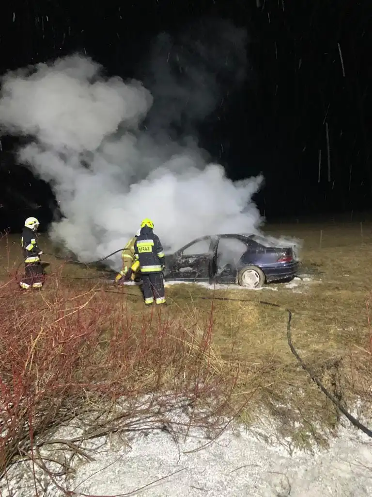 Piorunka: pojazd osobowy wypadł z drogi i stanął w płomieniach