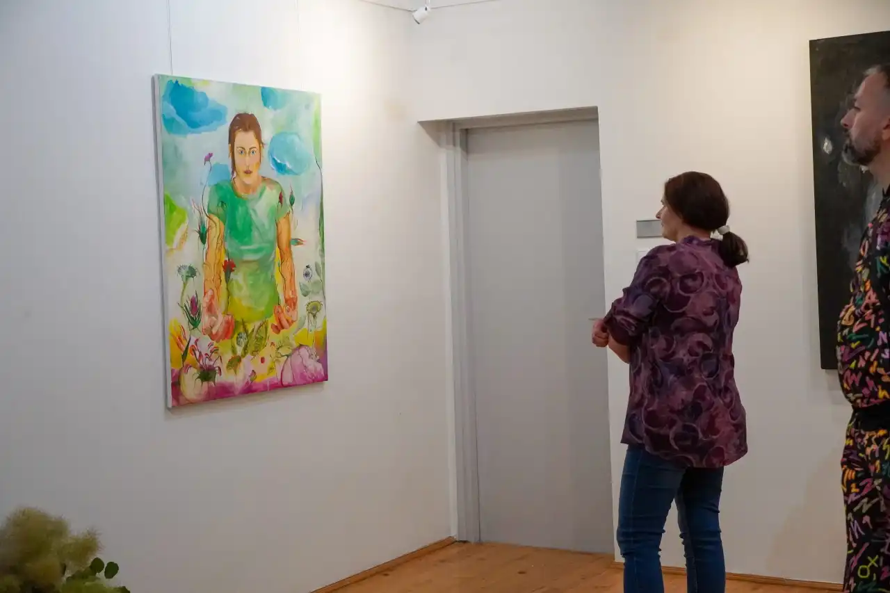 Puste krzesło pełne obecności. Wystawa Justyny Maksymczak w Galerii Bielanka73