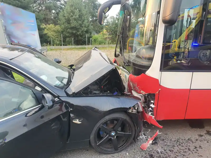 Wypadek w Podrzeczu. Samochód osobowy zderzył się z autobusem. Dwie osoby trafiły do szpitala