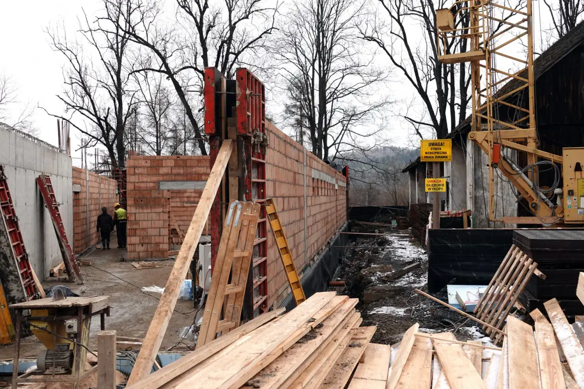 Postępują prace przy budowie hali sportowej ze strzelnicą przy ZS w Marcinkowicach