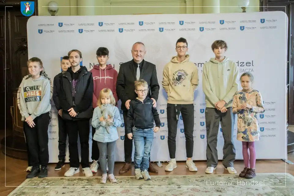 Nowy Sącz: Dzieci i młodzież otrzymały sprzęt komputerowy