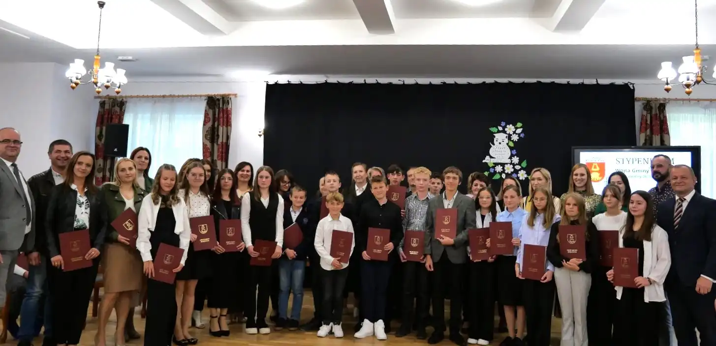 Wójt Korzennej wręczył stypendia. Uczniowie z trzech miejscowości wyróżnieni