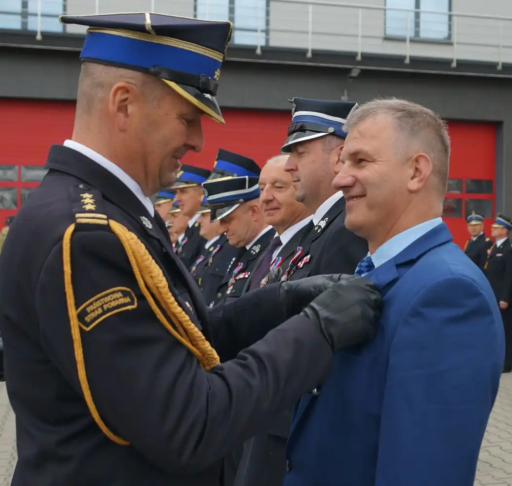 Powiatowy Dzień Strażaka. Starosta wręczył Złote Jabłka Sądeckie strażakom ze Specjalistycznej Grupy Poszukiwawczo-Ratowniczej